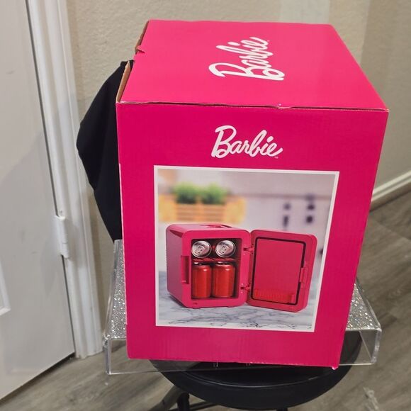 Barbie 6.7L Mini Fridge- Pink/Gold - Picture 8 of 9